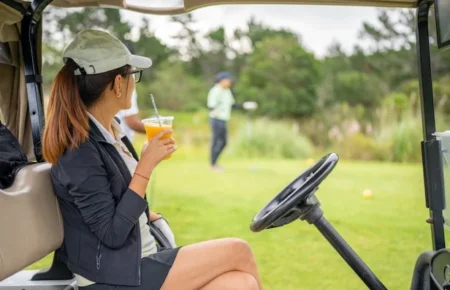 Problemas absurdos del golf: ¿Deberían seguir sirviéndose cócteles en el campo de golf?