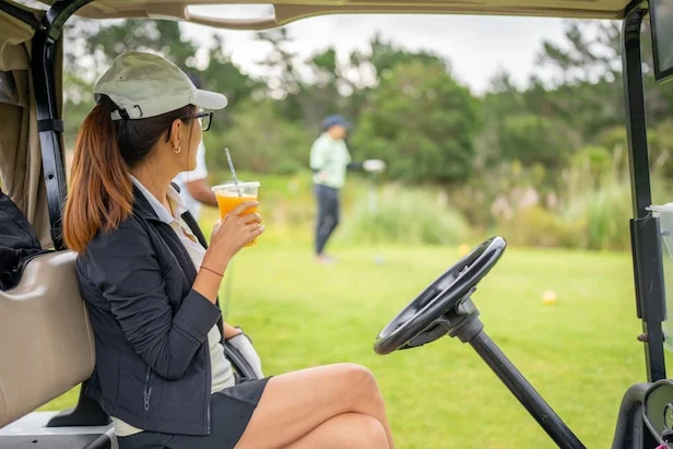 Problemas absurdos del golf: ¿Deberían seguir sirviéndose cócteles en el campo de golf?