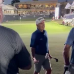 Fred Couples alcanza el nivel 1.000 millones de arrogancia con un increíble golpe sin mirar que entra directamente en el hoyo
