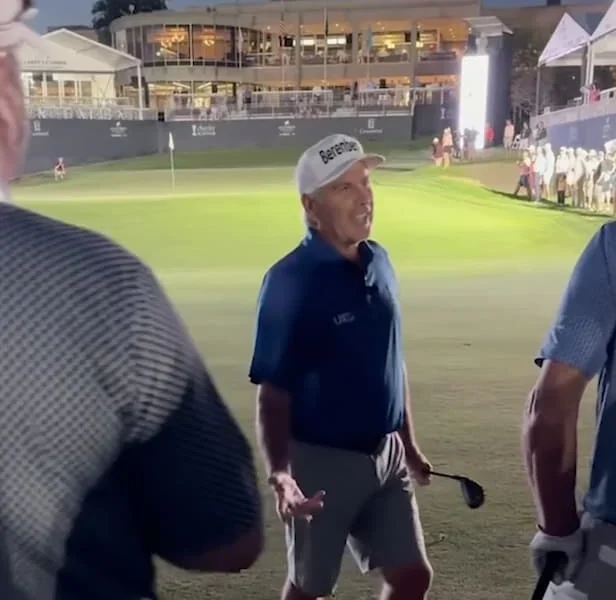 Fred Couples alcanza el nivel 1.000 millones de arrogancia con un increíble golpe sin mirar que entra directamente en el hoyo
