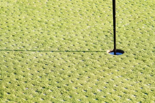 Problemas tontos del golf: ¿Está bien abandonar una partida si se están aireando los greens?