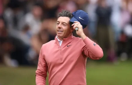Un impresionante «eagle» en el hoyo 18 coloca a Rory McIlroy en posición de lograr una victoria que le catapultaría a la «top» del Circuito Europeo.