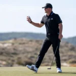 El favorito local llega a la ronda final del Campeonato Amateur de Asia-Pacífico con una ventaja de dos golpes y aspira a lograr un hito histórico para Nueva Zelanda