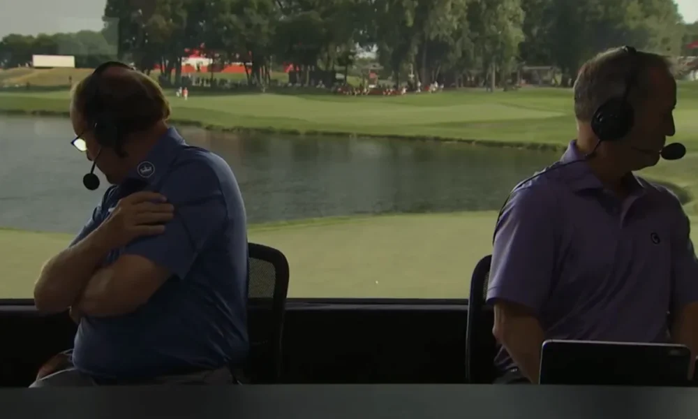 Mira cómo los analistas de Golf Channel se sobresaltan ante el golpe fallido de un profesional del PGA Tour que sale disparado desde la torre de televisión