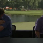 Mira cómo los analistas de Golf Channel se sobresaltan ante el golpe fallido de un profesional del PGA Tour que sale disparado desde la torre de televisión