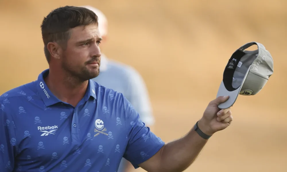 Abierto Británico 2026: (ACTUALIZACIÓN) Bryson DeChambeau recibe una penalización de dos «stroke» tras discutir acaloradamente con los árbitros de la R&A