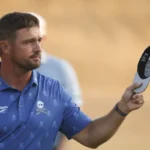 Abierto Británico 2026: (ACTUALIZACIÓN) Bryson DeChambeau recibe una penalización de dos «stroke» tras discutir acaloradamente con los árbitros de la R&A