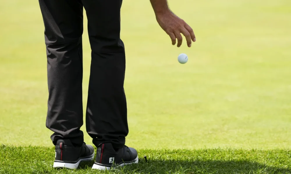 Análisis de las Reglas del Golf: La bola que dejó cayó rodando más cerca del hoyo. Afirma que se trató de una «drop» válida y siguió jugando. ¿Hizo lo correcto?