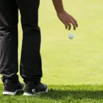 Análisis de las Reglas del Golf: La bola que dejó cayó rodando más cerca del hoyo. Afirma que se trató de una «drop» válida y siguió jugando. ¿Hizo lo correcto?