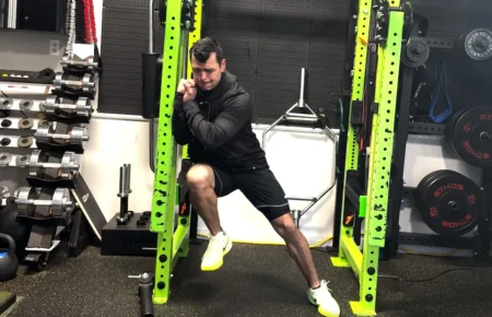 ¿Ganar fuerza y golpear más lejos sin moverte? Pues sí, aquí tienes una forma estupenda de mejorar tu juego de golf y evitar lesiones