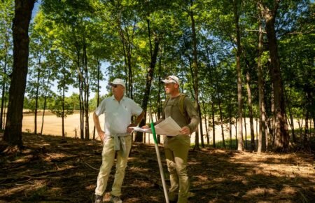 Dentro del Frontier Club, un nuevo campo de golf diseñado por Gil Hanse que está tomando forma en las afueras de Ann Arbor
