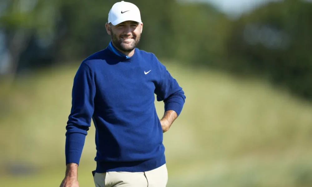 Las redes sociales están que arden por la ropa informal que llevaba Scottie Scheffler en un campo de golf «sagrado» de Escocia