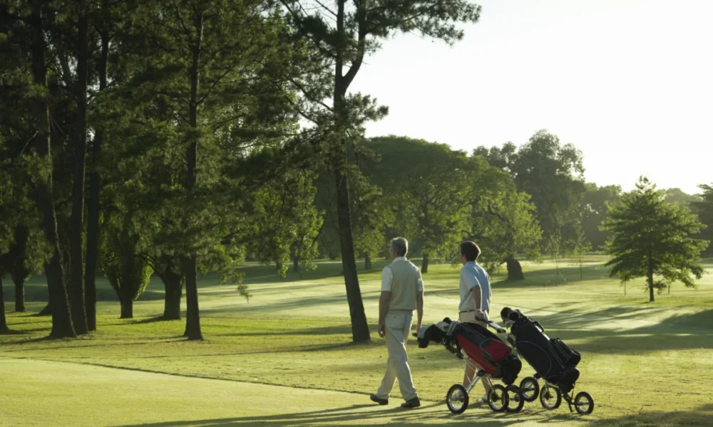 Problemas absurdos del golf: la nueva norma de un club sobre los «privilegios de desplazamiento a pie de los socios» se vuelve viral