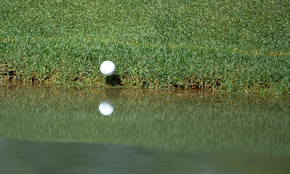 Repaso de las reglas del golf: Antes de hacer un chip con mi bola, una ráfaga de viento la lanzó al agua. ¿Tengo que recibir una penalización?
