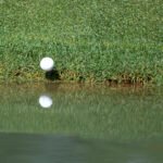 Repaso de las reglas del golf: Antes de hacer un chip con mi bola, una ráfaga de viento la lanzó al agua. ¿Tengo que recibir una penalización?