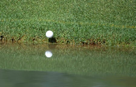 Repaso de las reglas del golf: Antes de hacer un chip con mi bola, una ráfaga de viento la lanzó al agua. ¿Tengo que recibir una penalización?