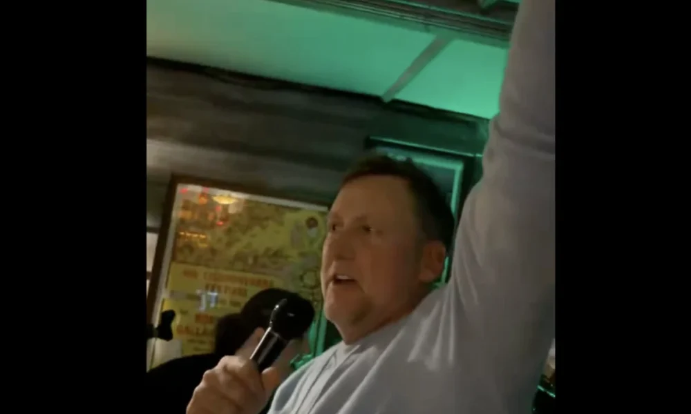 Ian Poulter paga la cuenta en un bar irlandés y anima a los frenéticos seguidores de la Walker Cup a corear «Olé».