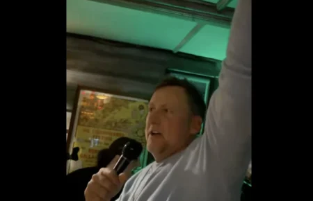 Ian Poulter paga la cuenta en un bar irlandés y anima a los frenéticos seguidores de la Walker Cup a corear «Olé».